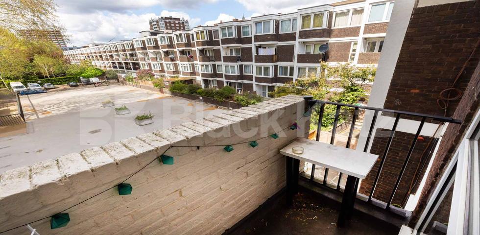 			PERFECT FOR 3 OR 4 SHARERS!, 3 Bedroom, 1 bath, 1 reception Flat			 Banner Street, OLD STREET